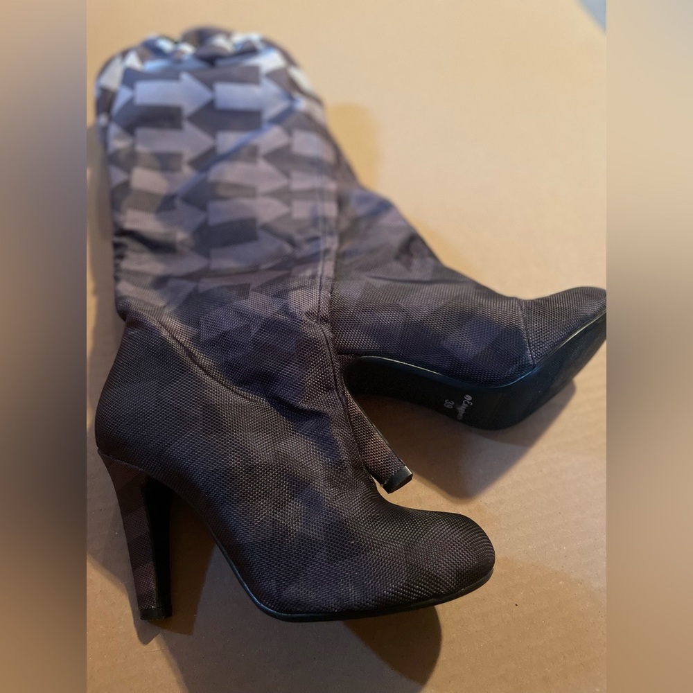 Women’s Elisabeth purple slouch ankle boots.